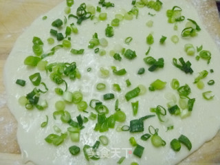 【简单制作的花样饼】多层烙饼技巧---多层葱花烙饼的做法步骤：4