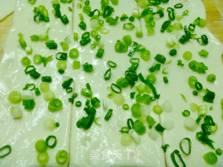【简单制作的花样饼】多层烙饼技巧---多层葱花烙饼的做法步骤：5