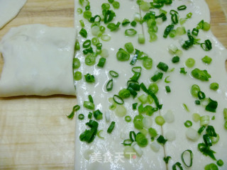 【简单制作的花样饼】多层烙饼技巧---多层葱花烙饼的做法步骤：6