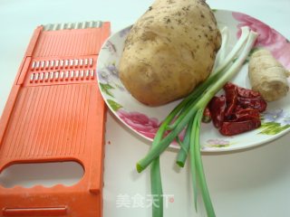 干煸黄金土豆丝的做法步骤：1