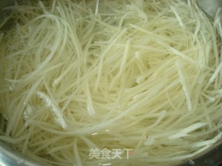 干煸黄金土豆丝的做法步骤：2