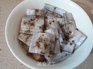 茄汁带鱼的做法步骤：2