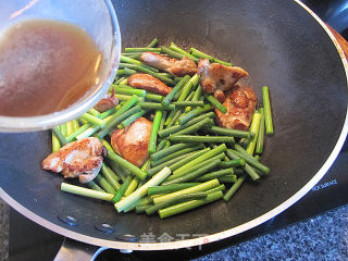 煎鸡腿肉炒蒜苔的做法步骤：7