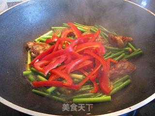 煎鸡腿肉炒蒜苔的做法步骤：8