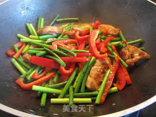 煎鸡腿肉炒蒜苔的做法步骤：9