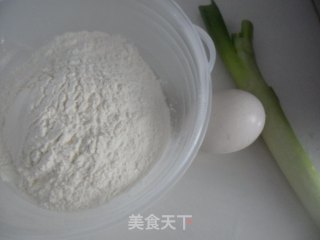 葱花鸡蛋饼的做法步骤：1