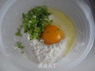葱花鸡蛋饼的做法步骤：2