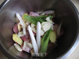生炸排骨的做法步骤：2