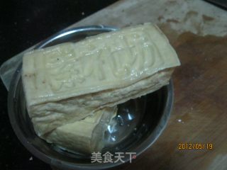 豆腐卷盐煎肉的做法步骤：2
