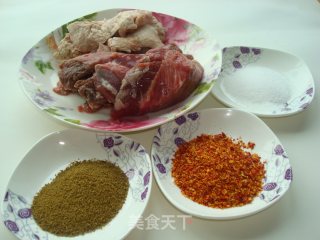 香味四溢的炒烤肉——新疆味道的做法步骤：1
