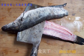 【1条黑鱼6道菜】——之一《青椒茭白炒鱼柳》的做法步骤：1