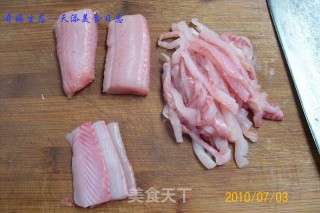【1条黑鱼6道菜】——之一《青椒茭白炒鱼柳》的做法步骤：4