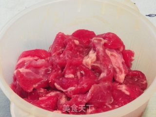 乔州大头葱炒牛肉的做法步骤：1