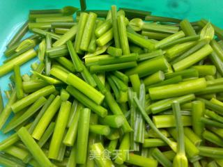 鱼虾劲炒韭菜花的做法步骤：1