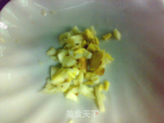 鱼虾劲炒韭菜花的做法步骤：3