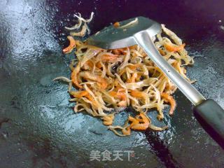 鱼虾劲炒韭菜花的做法步骤：5