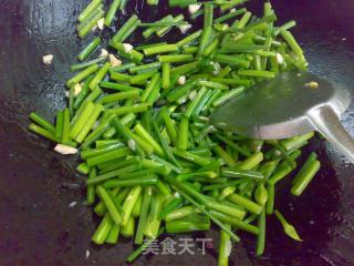 鱼虾劲炒韭菜花的做法步骤：8