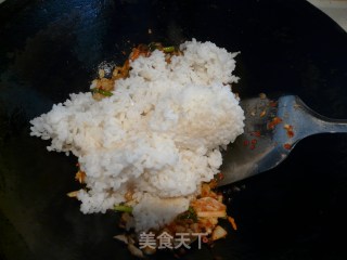 看韩剧学韩式料理——韩式泡菜海苔炒饭的做法步骤：3