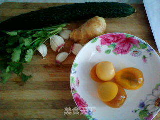 夏日爽口菜 凉拌变蛋黄瓜的做法步骤：1