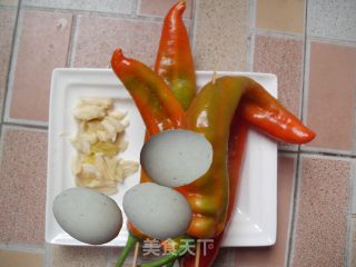 烧椒皮蛋的做法步骤：1