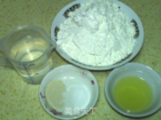 火腿培根杂蔬批萨（冷藏面团）的做法步骤：1