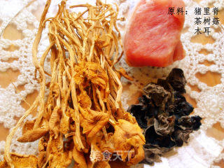 肉片茶树菇烧木耳的做法步骤：1