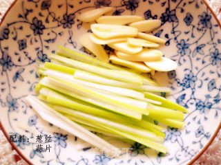 肉片茶树菇烧木耳的做法步骤：2