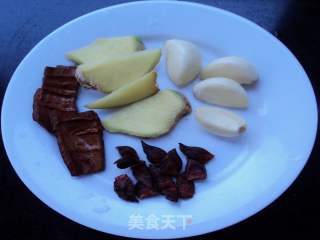 卤鸭掌的做法步骤：1
