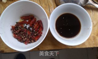 酸辣炝黄瓜的做法步骤：1