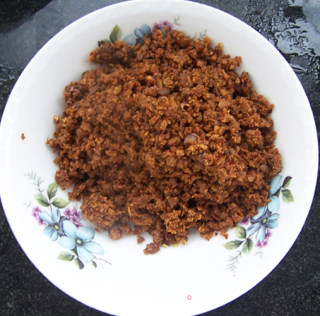 自作豆豉酱 可炒菜 可夹馒头哦 好吃简单的做法步骤：2
