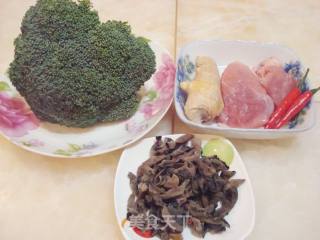 西兰花木耳肉片的做法步骤：1