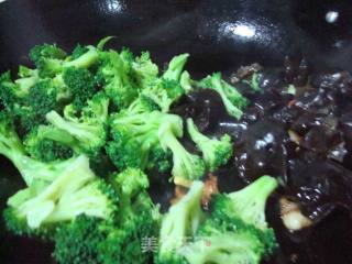 西兰花木耳肉片的做法步骤：4