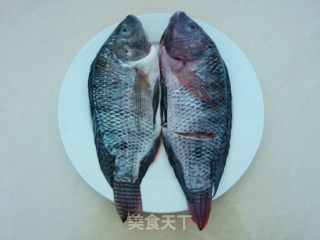 小蕃茄烧罗非鱼的做法步骤：1
