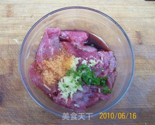【牛肉与虾的花色拼盘】——玉洁静心拢琵琶 雪域冰洁圣女果的做法步骤：4