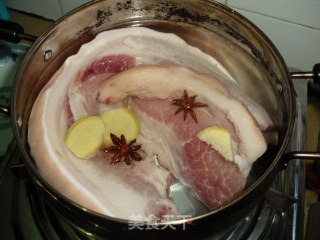 梅菜扣肉的做法步骤：3