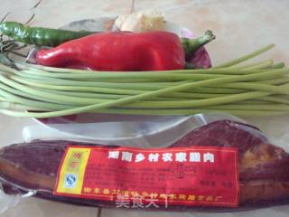 蒜薹炒腊肉的做法步骤：1
