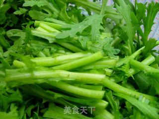 清炒茼蒿的做法步骤：1