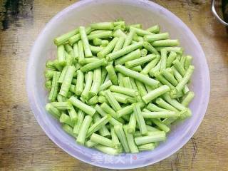 豆角炒肉片的做法步骤：1