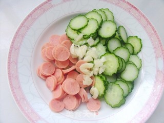 夏季快手爽口家常菜——火腿黄瓜片的做法步骤：2