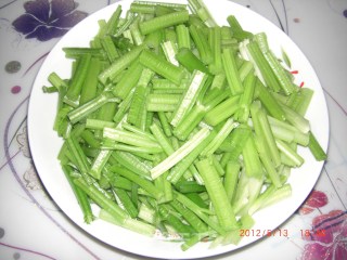 虾仁炝芹菜的做法步骤：1