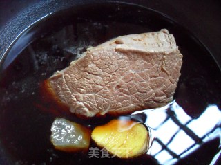 五香卤牛肉的做法步骤：3
