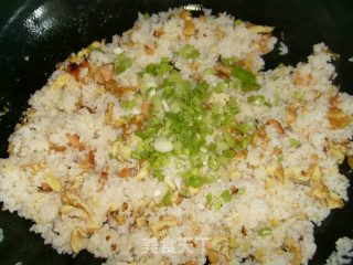 葱香火腿鸡蛋饭的做法步骤：4