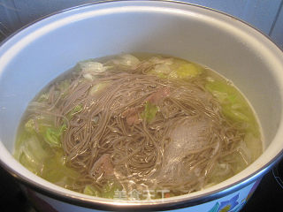 生菜牛肉荞麦面的做法步骤：7
