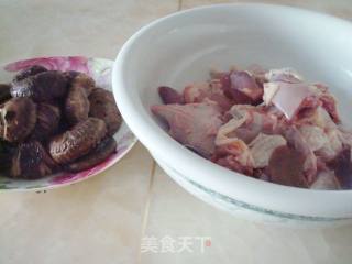 香菇炖土鸡的做法步骤：3