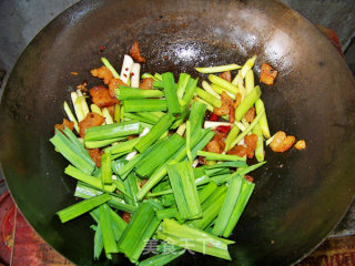 心蓝手制私房菜【豆豉大蒜炒油渣】——为了儿时的纯真记忆的做法步骤：5