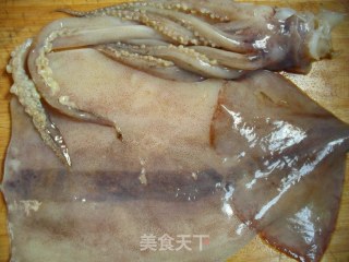青椒鱿鱼的做法步骤：1