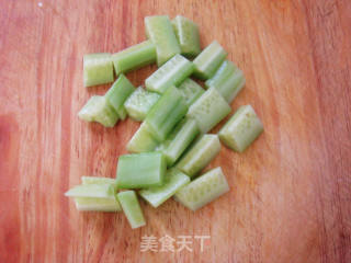 快手打造营养蛋菜——鱼香鹌鹑蛋的做法步骤：2