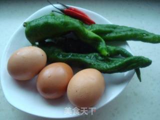 青红辣椒鸡蛋花的做法步骤：1