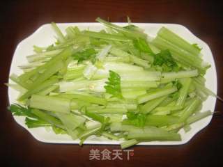 芹菜炒肉丝的做法步骤：1