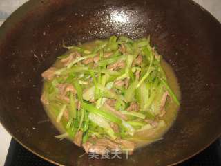 芹菜炒肉丝的做法步骤：7